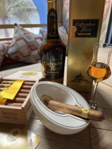 Сигара Trinidad Medio Luna и кальвадос Calvados du Pere Laize VSOP