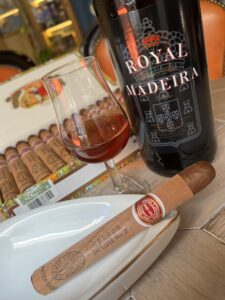 Сигара Romeo y Julieta Cedros de Luxe No 2 и вино Royal Madeira