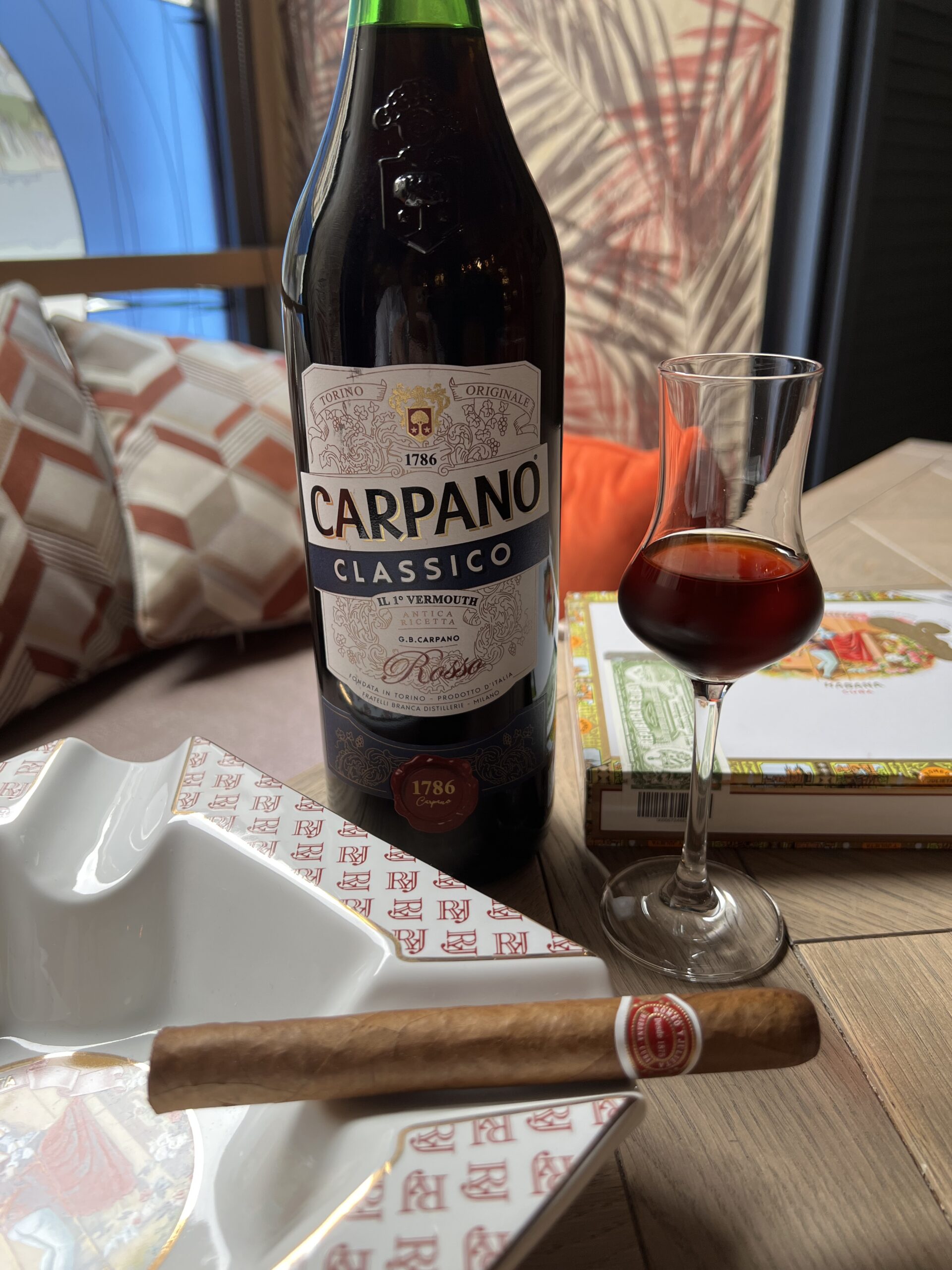Сигара Romeo y Julieta No.1 и вермут Carpano Classico