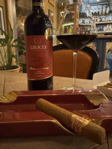 Сигара Quintero Favorito и вино Lirico Bobal Monastrell