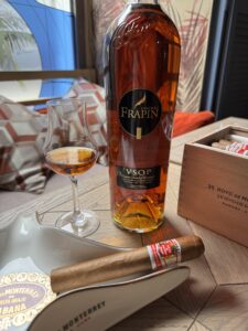 Сигара Hoyo de Monterrey Le Hoyo De San Juan и коньяк Frapin VSOP Grande Champagne
