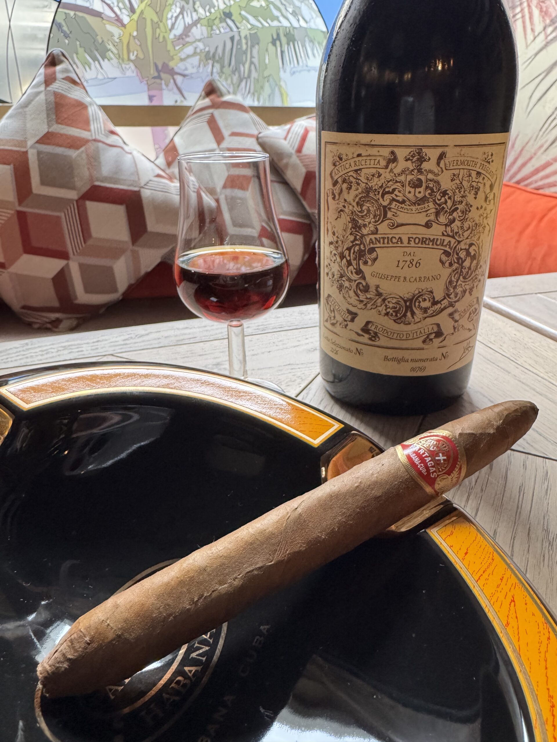 Сигара Partagas Presidentes и вермут Carpano Antica Formula