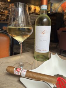 Сигара Hoyo de Monterrey Epicure No.1 и вино Pinot Grigio Casa Defra