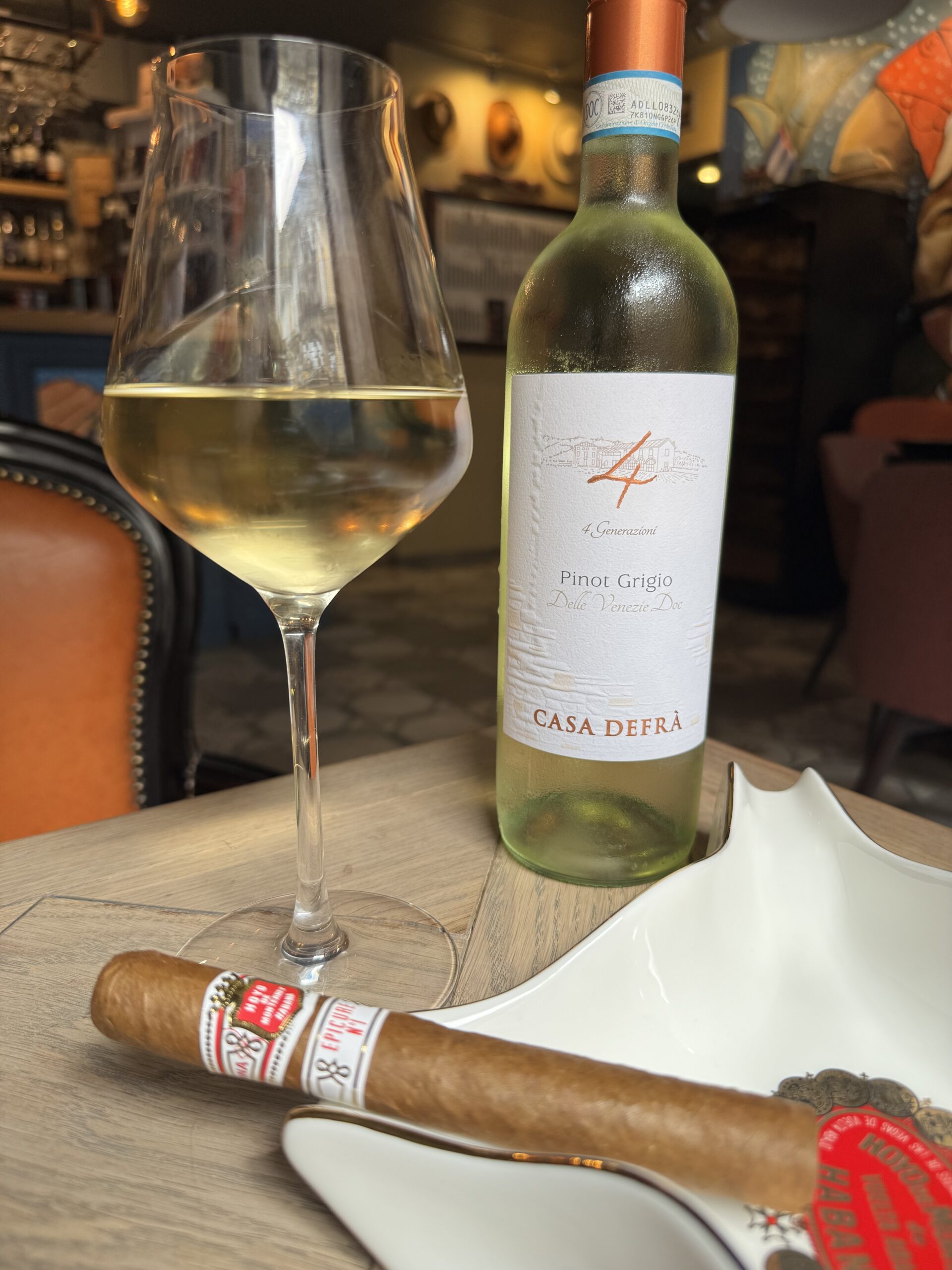 Сигара Hoyo de Monterrey Epicure No.1 и вино Pinot Grigio Casa Defra