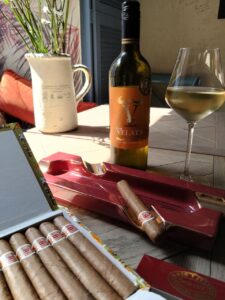 Сигара Romeo y Julieta Mille Fleurs и вино Velata Macabeo-Mersequera
