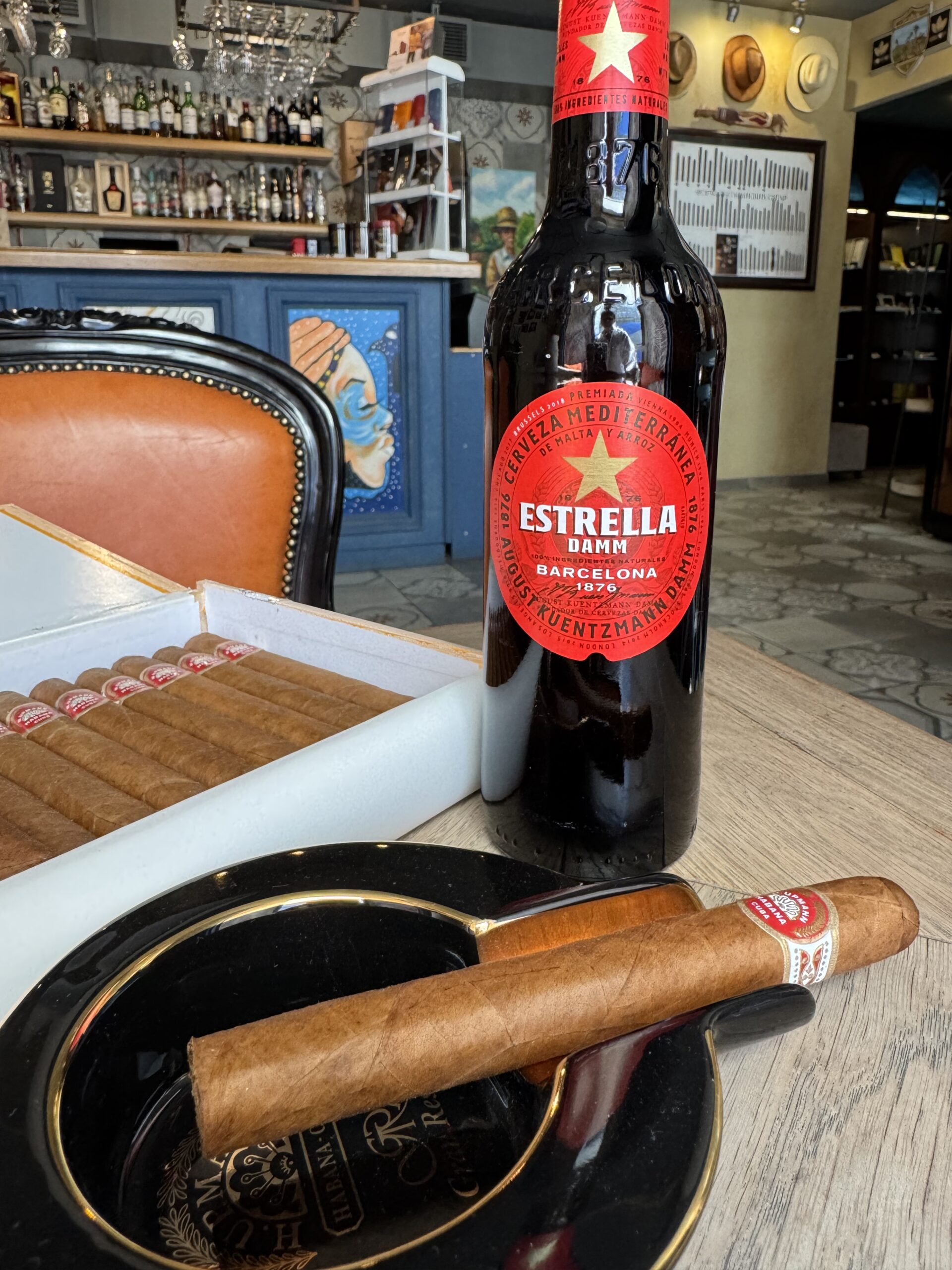 Сигара H.Upmann Majestic и пиво Estrella Damm Испания