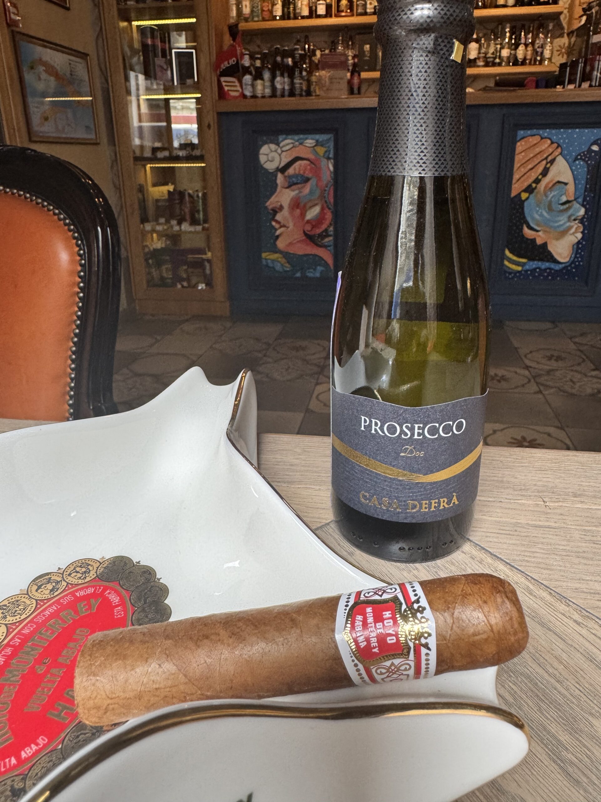 Сигара Hoyo de Monterrey Petit Robustos и игристое вино Prosecco Casa Defra