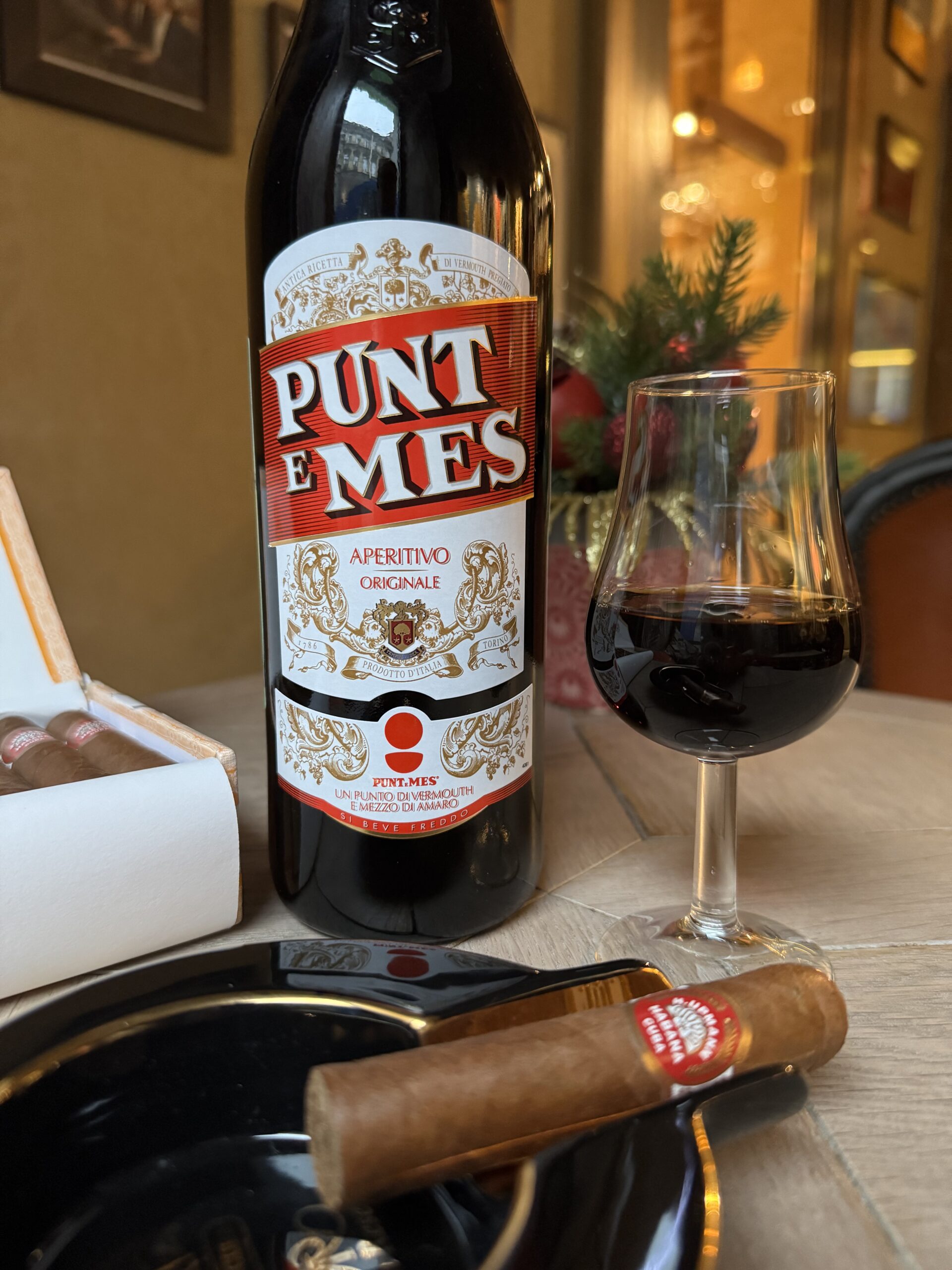Сигара H.Upmann Half Corona и вермут Punt e Mes